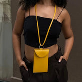 Pochette téléphone à anse Sling en cuir végan Jaune moutarde